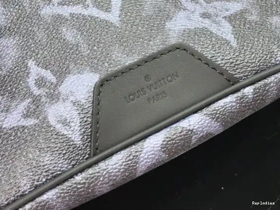 Rep ladies DISCOVERY LOUIS VUITTON BUMBAG 0630